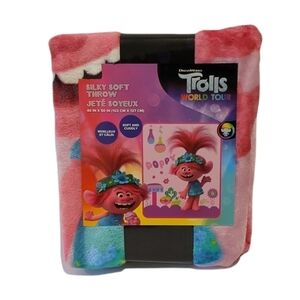 𝅺NWT Trolls plush throw blanket 40”x50”